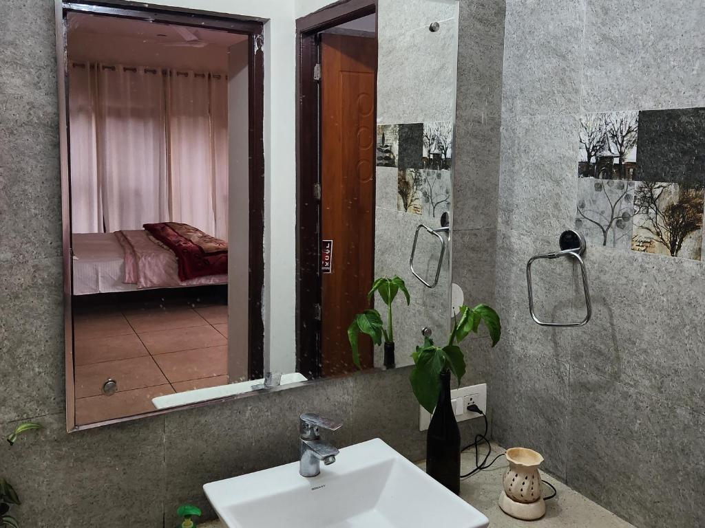 Sal Woods في دهرادون: حمام مع حوض ومرآة وغرفة نوم