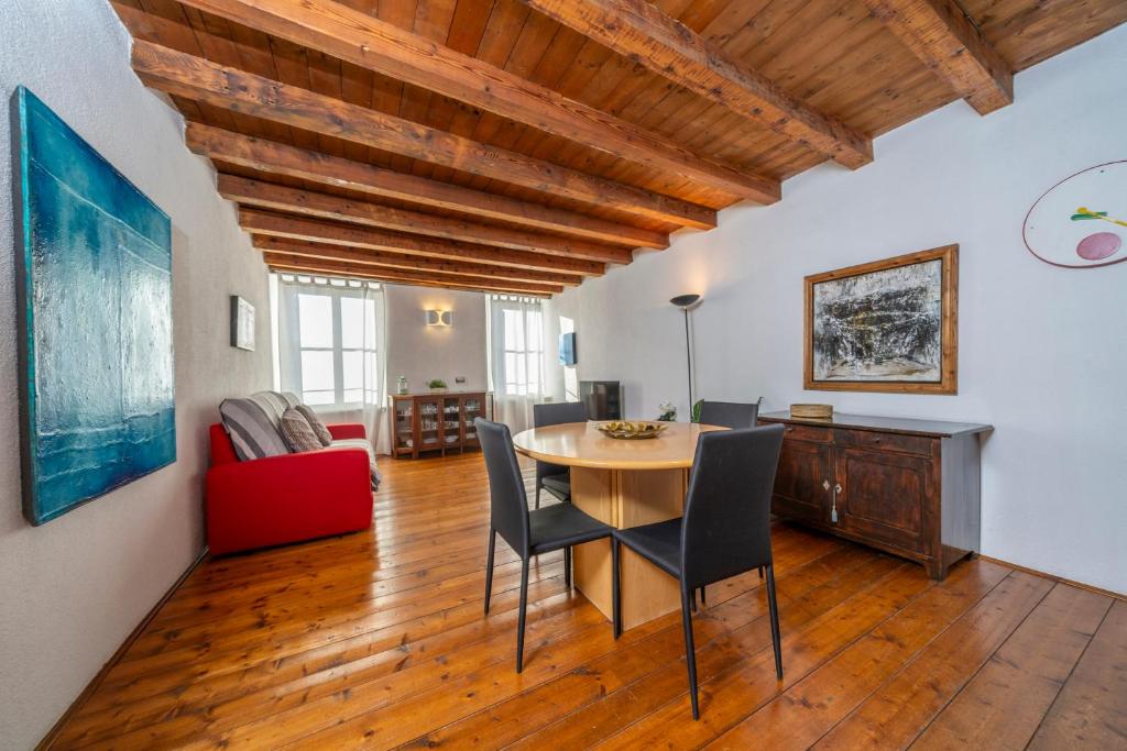 ein Esszimmer mit einem Tisch und Stühlen in der Unterkunft Atelier San Giacomo - Central Apartment in Udine