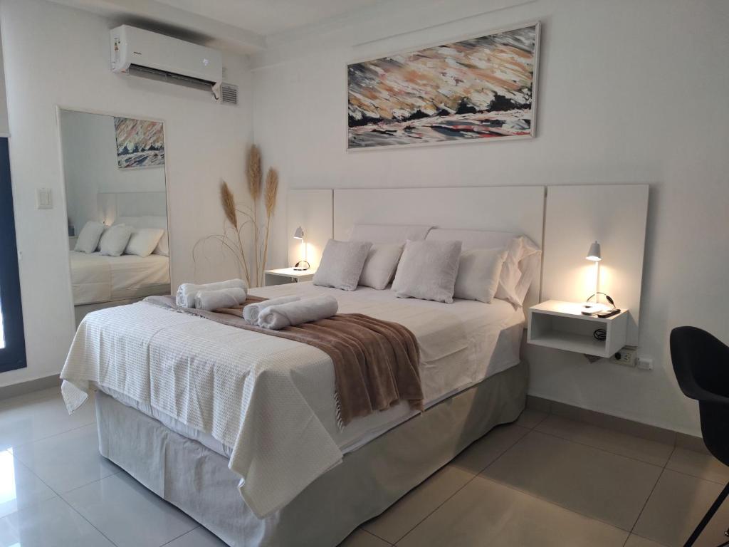 Un pat sau paturi într-o cameră la Comodo Dpto con Balcon & wifi