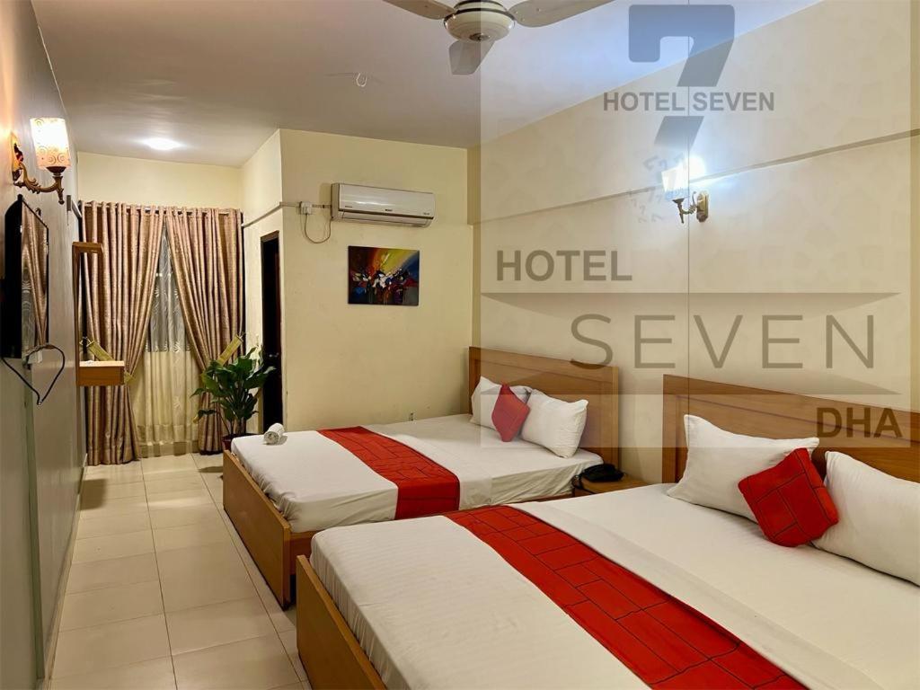 Hotel 7 DHA - Luxe Viervoudige Kamer