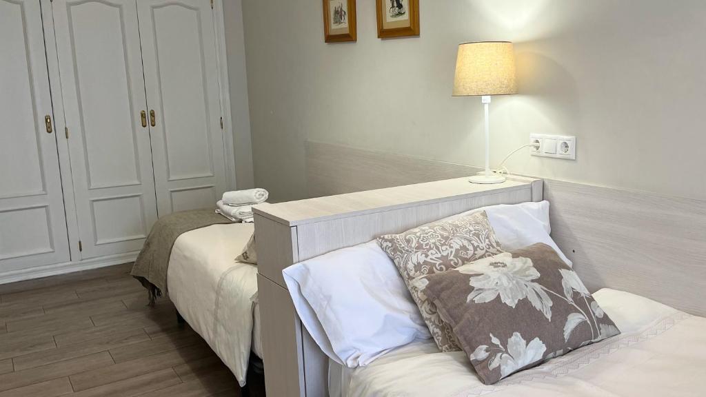 A bed or beds in a room at La Casa de la Muralla
