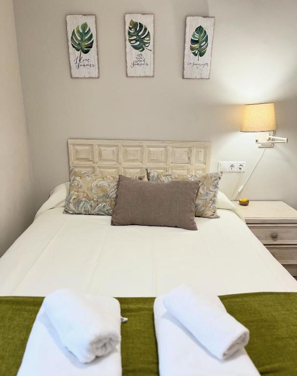 A bed or beds in a room at La Casa de la Muralla