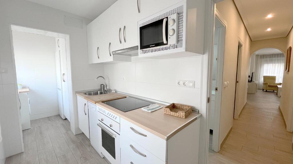 A kitchen or kitchenette at La Casa de la Muralla