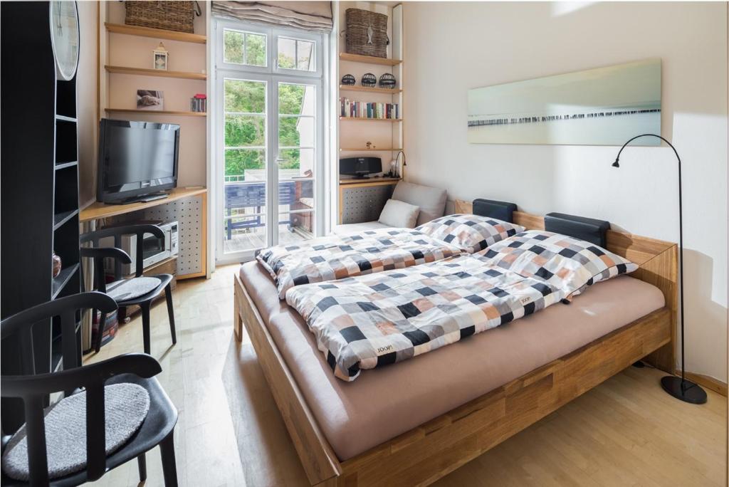 Schlafzimmer mit einem Bett, einem Tisch und Stühlen in der Unterkunft Haus Bielefeld Appartement 24 in Norderney