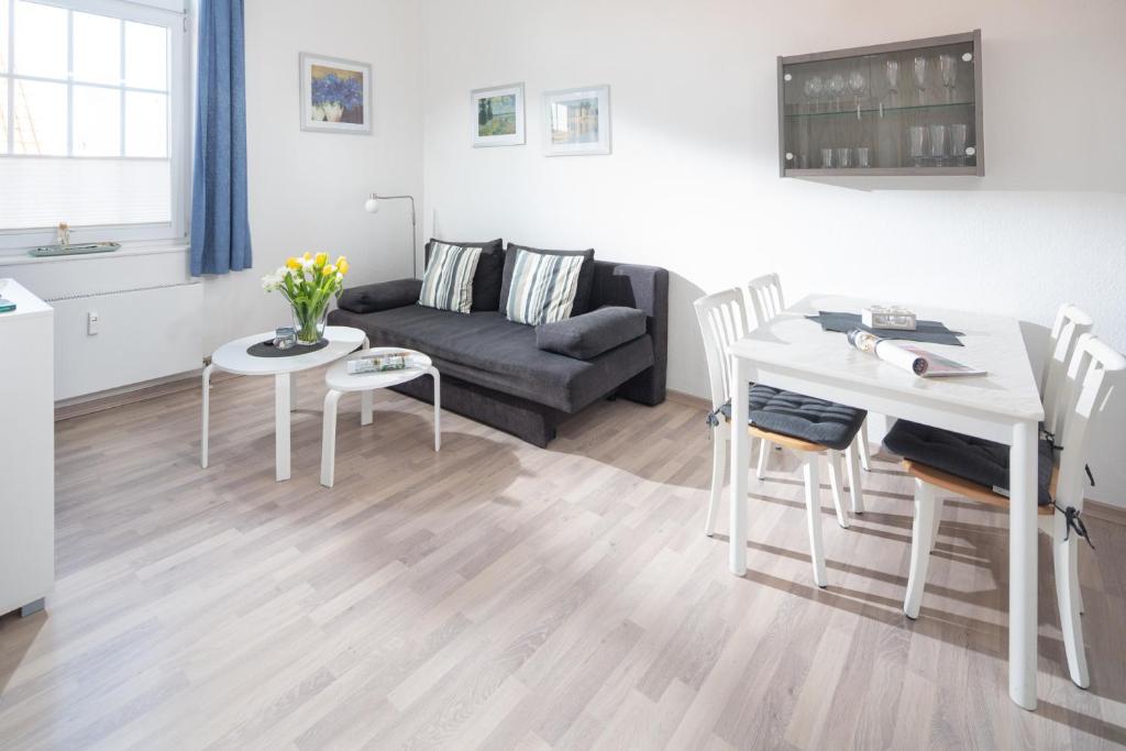 ein Wohnzimmer mit einem Sofa und einem Tisch in der Unterkunft Haus Bielefeld Ferienwohnung 13 in Norderney