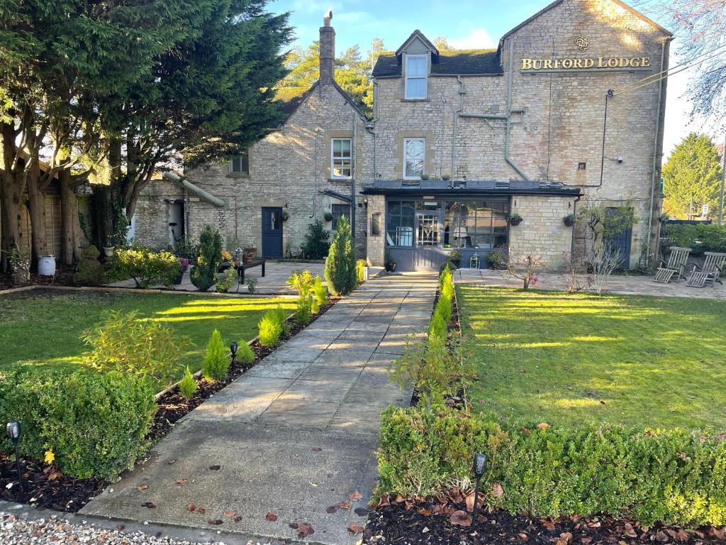 uma casa com um jardim em frente em Burford Lodge Hotel - Adults only em Burford