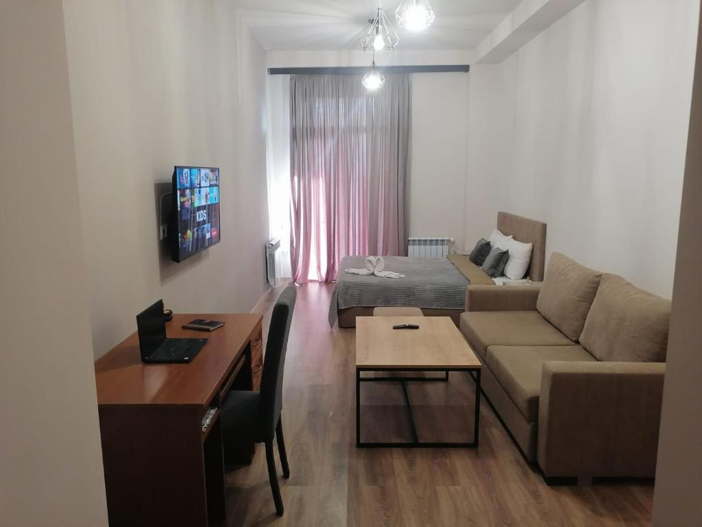 uma sala de estar com um sofá e uma mesa em kechi House apart hotel em Tsaghkadzor