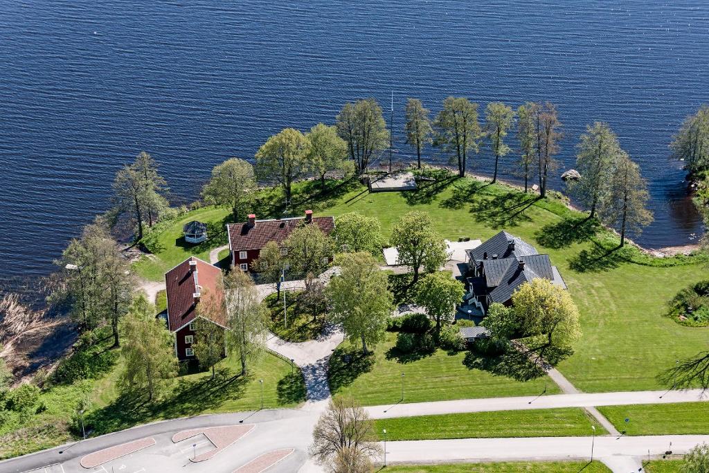 eine Luftansicht eines Hauses auf einer Insel im Wasser in der Unterkunft Hotell Grönfeltsgården in Karlskoga