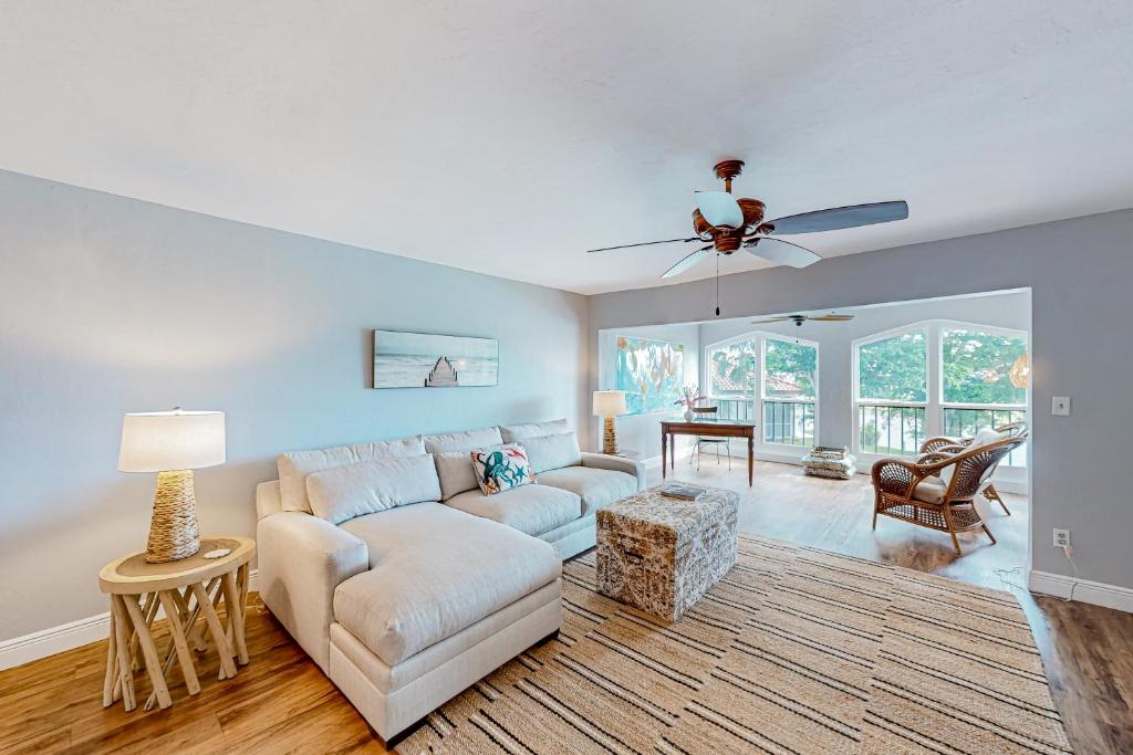 uma sala de estar com um sofá e uma ventoinha de tecto em Water's Edge 206 em Fort Myers