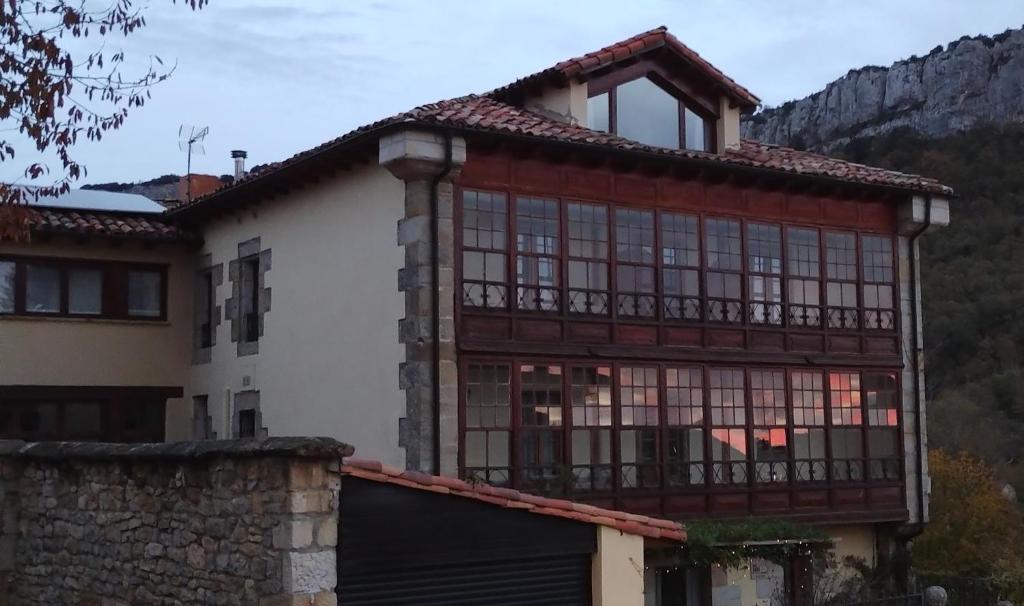 uma casa com um vermelho e branco em HOTEL RURAL LA ENGAÑA em Pedrosa