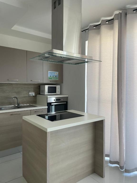 Kuchyň nebo kuchyňský kout v ubytování Msida Suites