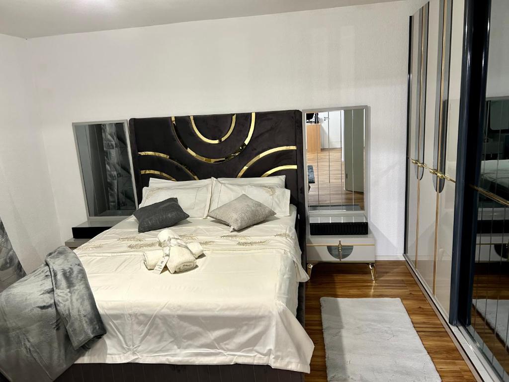 een slaapkamer met een wit bed met een groot hoofdeinde bij Luxury Apartment in Neu Ulm