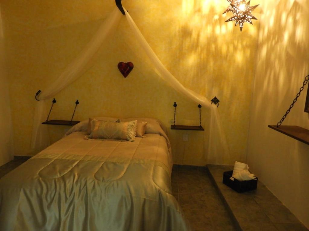um quarto com uma cama num quarto em Mesón del Alcalde em Lagos de Moreno
