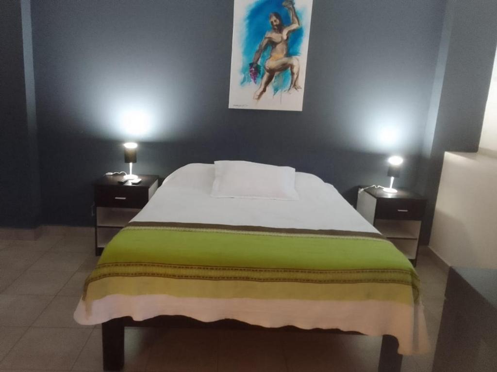 ein Schlafzimmer mit einem Bett mit zwei Nachttischen und zwei Lampen in der Unterkunft Departamento Centro Jujuy 5 in San Salvador de Jujuy