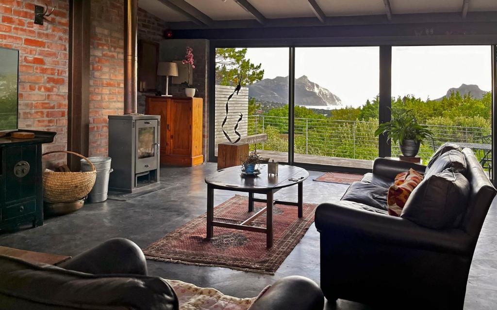 ein Wohnzimmer mit Sofas, einem Tisch und einem Kamin in der Unterkunft Brickhouse in Monteray
