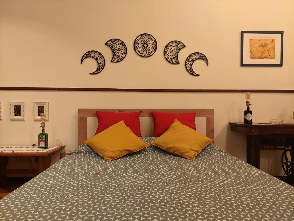 a bedroom with a bed with four plates on the wall at Rustico Via del Sole 13 in Amandola