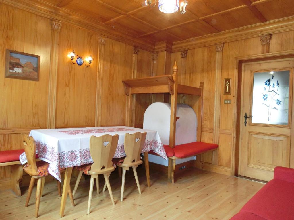 科爾蒂納丹佩佐的住宿－OLIMPIA LODGE，一间带桌椅的用餐室