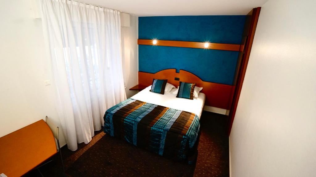 Una cama o camas en una habitaci&oacute;n de Boutique Logis H&ocirc;tel Relais de Vincey