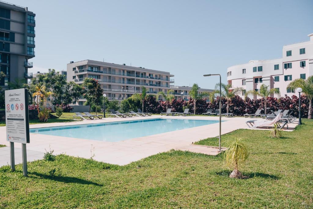 Elephant by Wanderlust Madeira - 2BR Apartment with Terrace, side Sea View and pool access