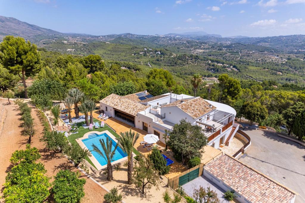 una vista aérea de una casa con piscina en Villa Joan - PlusHolidays, en Calpe