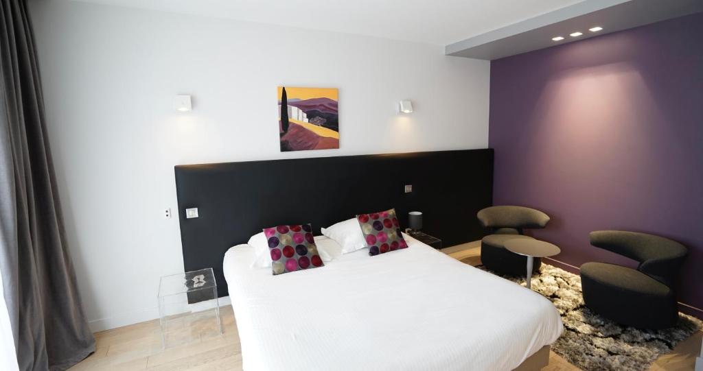 Postel nebo postele na pokoji v ubytování Boutique Logis Hôtel Relais de Vincey