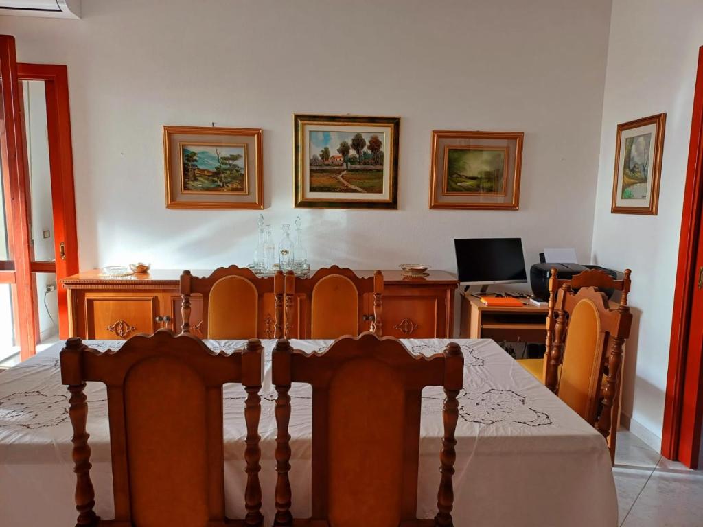 ein Esszimmer mit einem Tisch und einem Schreibtisch in der Unterkunft Casa Ciusa in Quartu SantʼElena