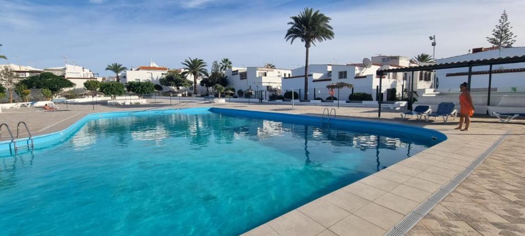 une grande piscine bleue dans un complexe dans l'établissement 2 Camere Splendida casa vacanze in Tenerife del Sur Casa Trilly, à Arona