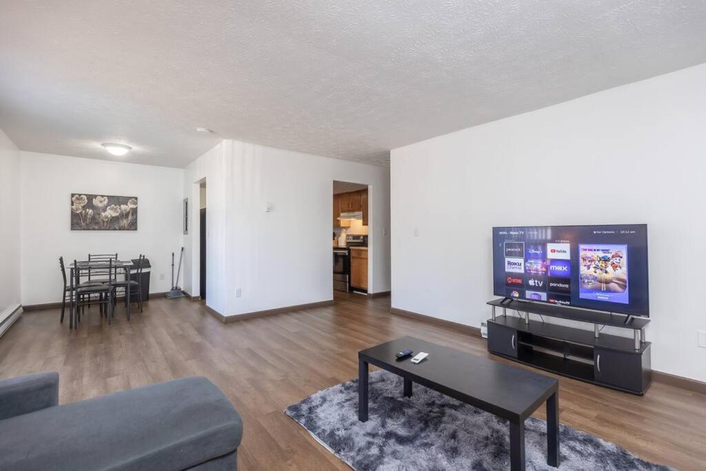 sala de estar con sofá y TV en Quiet 2-Bedroom Apartment, en Dayton
