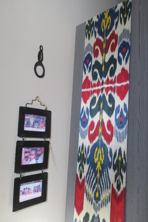 TV a/nebo společenská místnost v ubytování tombe la nèfle