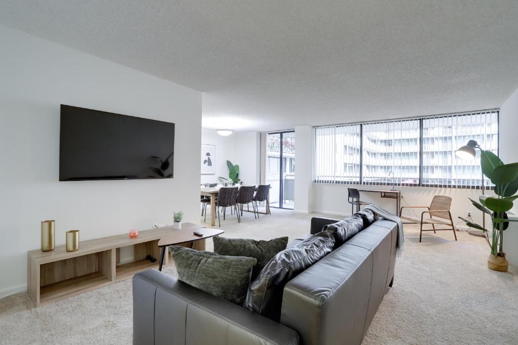 uma sala de estar com um sofá e uma televisão de ecrã plano em Enjoy your stay at this condo in Crystal City em Arlington