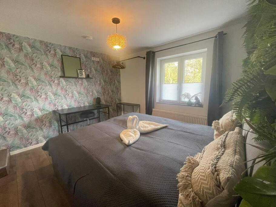 Un dormitorio con una cama con dos cisnes. en GRYT Home - Appartment L - Nähe Nordsee, en Ramhusen
