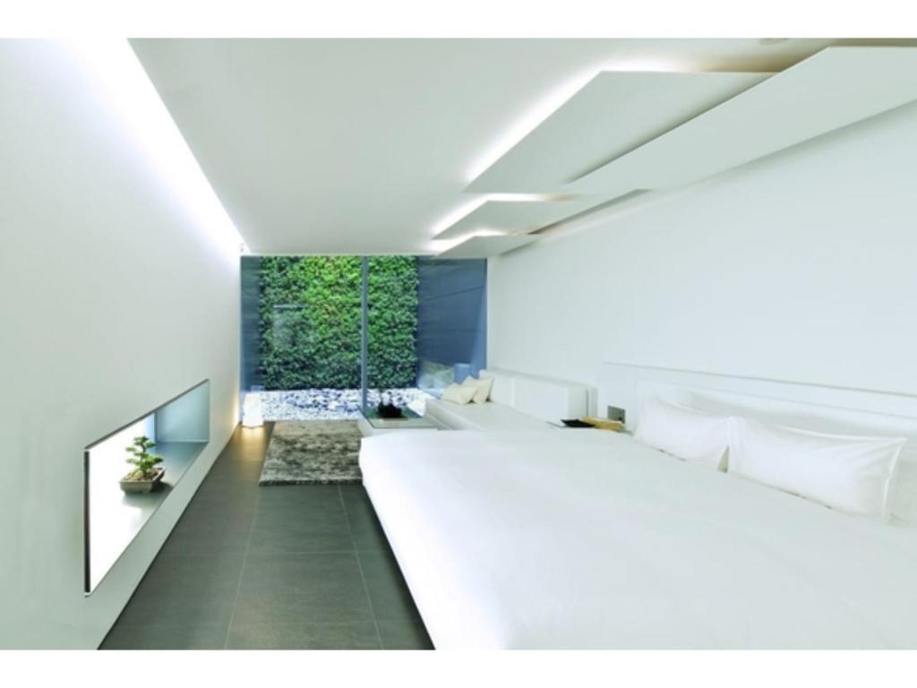 um quarto com uma cama e uma parede verde em MOGANA - Vacation STAY 21196v em Quioto