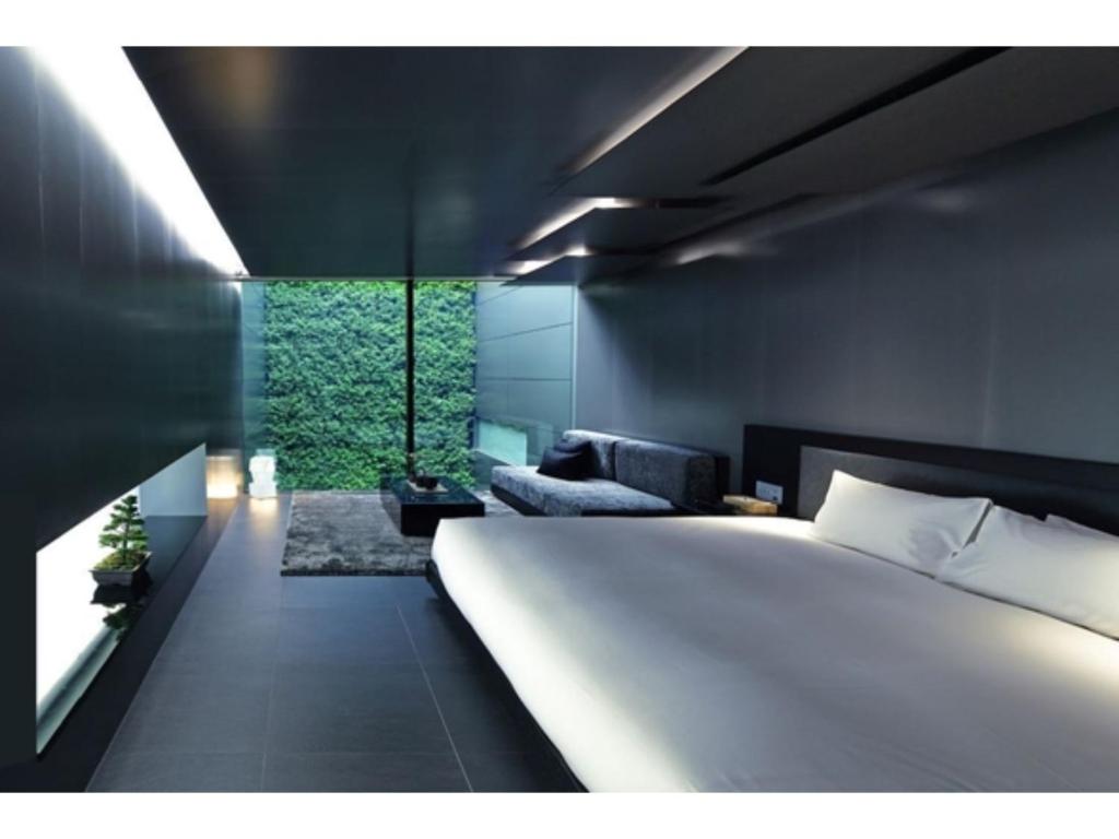 京都市にあるMOGANA - Vacation STAY 21184vの大きな白いベッドとソファのある寝室