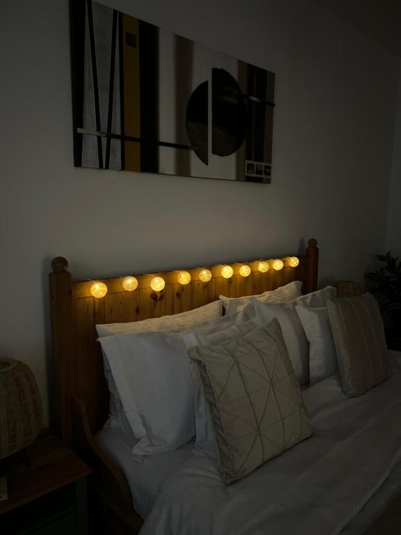 um quarto com uma cama com luzes em Eden Garden em Brasov