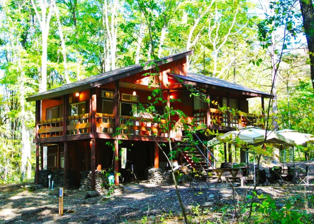 una casa en medio de un bosque en Sunland O66 - Vacation STAY 72793v en Saikubo