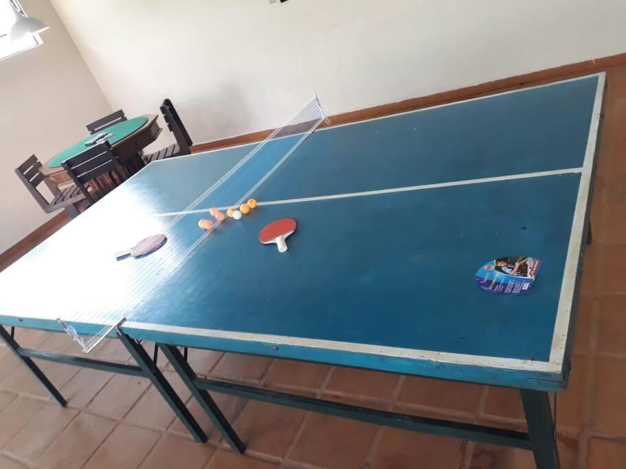 una mesa de ping pong azul con pelotas. en Anuncio nao esta mais ativo, en Jundiaí