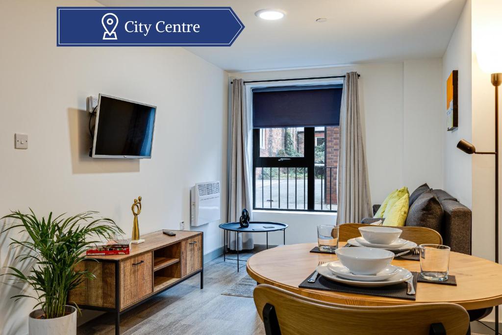 - un salon avec une table et une télévision dans l'établissement Modern & Centrally Located Apartment, à Liverpool