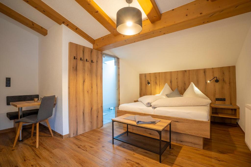 Postel nebo postele na pokoji v ubytování LEOPOLDINE Apart Zimmer