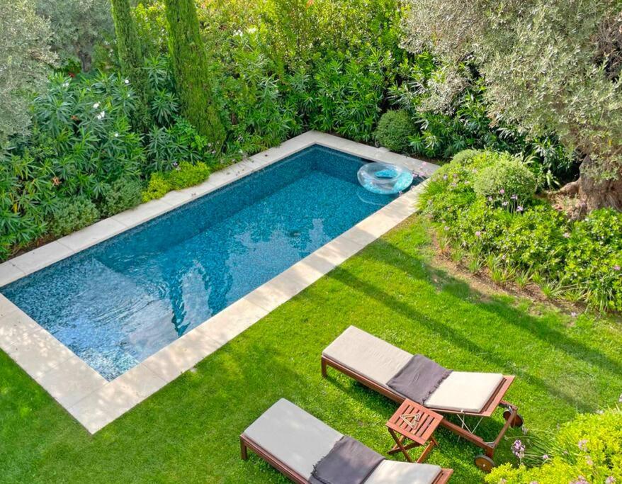 uma vista superior de uma piscina num quintal em Calm villa with swimming pool & garden, within easy walking distance to village em Tourrettes-sur-Loup
