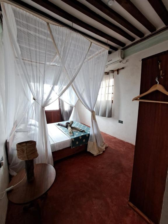Postel nebo postele na pokoji v ubytování Pwani House - Lamu Seafront