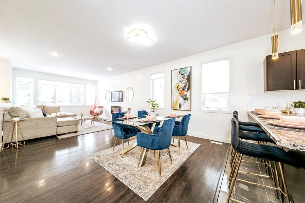 uma cozinha e sala de estar com mesa e cadeiras em 3B Executive Home - All King Beds - Fireplace - Garage em Edmonton