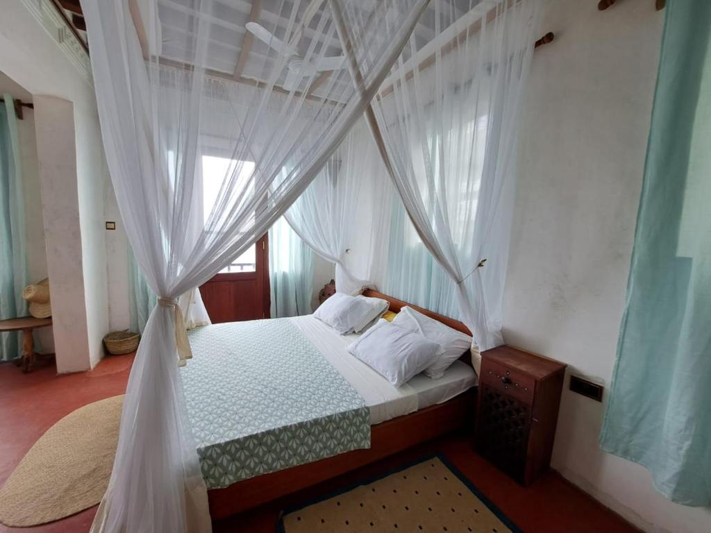Postel nebo postele na pokoji v ubytování Pwani House - Lamu Seafront