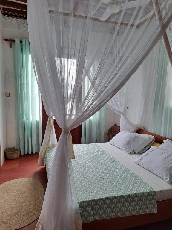 Postel nebo postele na pokoji v ubytování Pwani House - Lamu Seafront