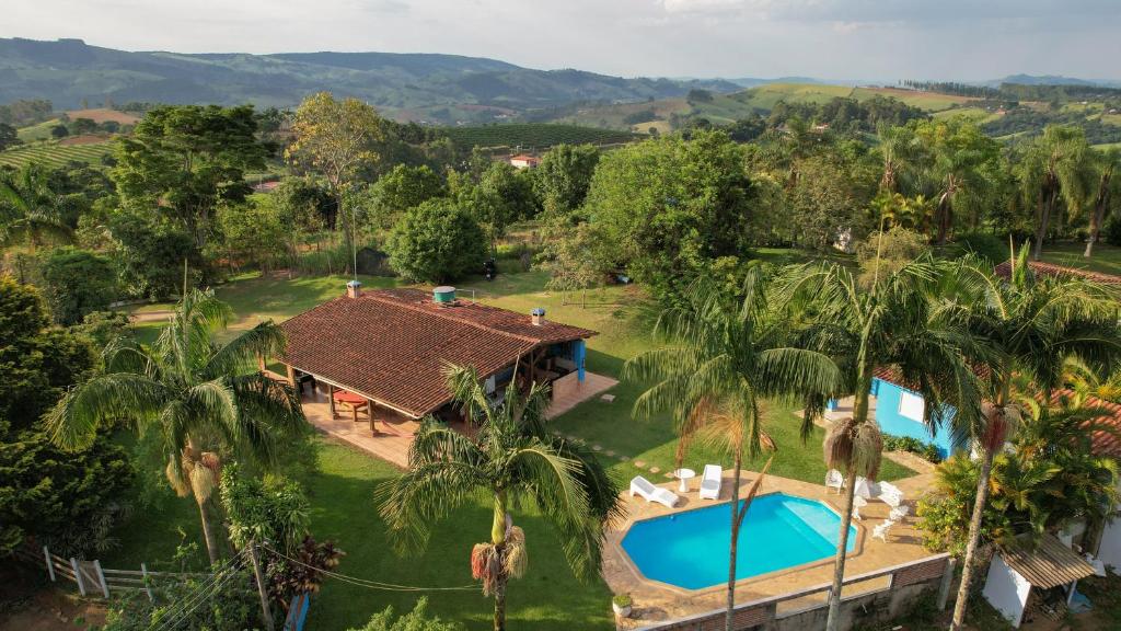 an aerial view of a house with a pool and palm trees at Chácara Felicidade in Socorro