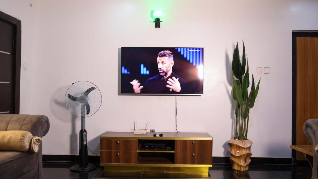 TV a/nebo společenská místnost v ubytování BOL LODGE AND APARTMENT
