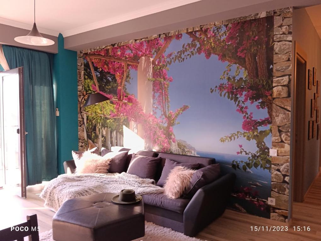 1 dormitorio con sofá y una pared de flores en The most prestigious area in Tbilisi en Tiflis