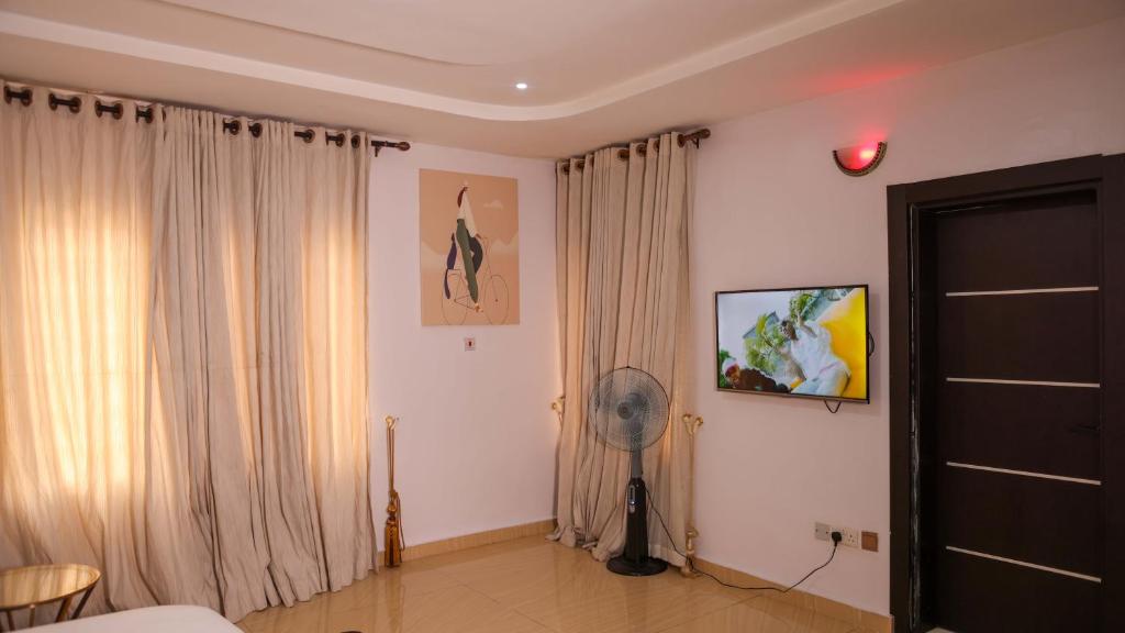 TV a/nebo společenská místnost v ubytování BOL LODGE AND APARTMENT