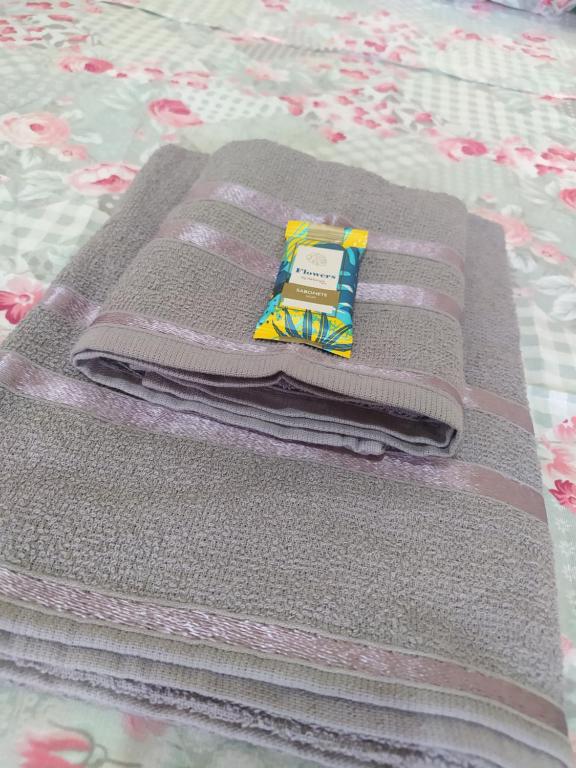 a pile of towels sitting on top of a bed at Pousada Casarão in Cruzília