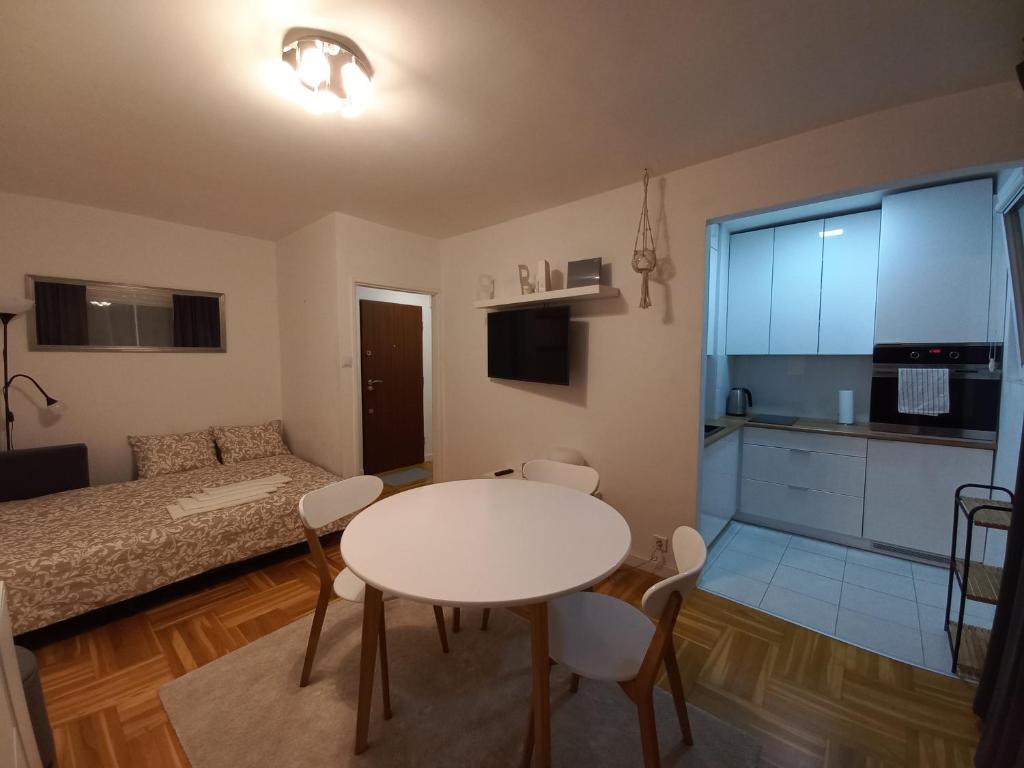 ein kleines Wohnzimmer mit einem Tisch und einem Sofa in der Unterkunft Mieszkanie Sobieskiego in Warschau