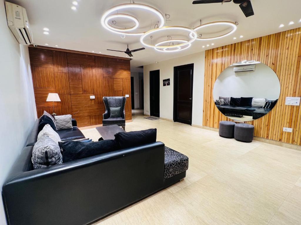 Area tempat duduk di Room in Airb&b New Delhi - Divine Inn Service Apartments